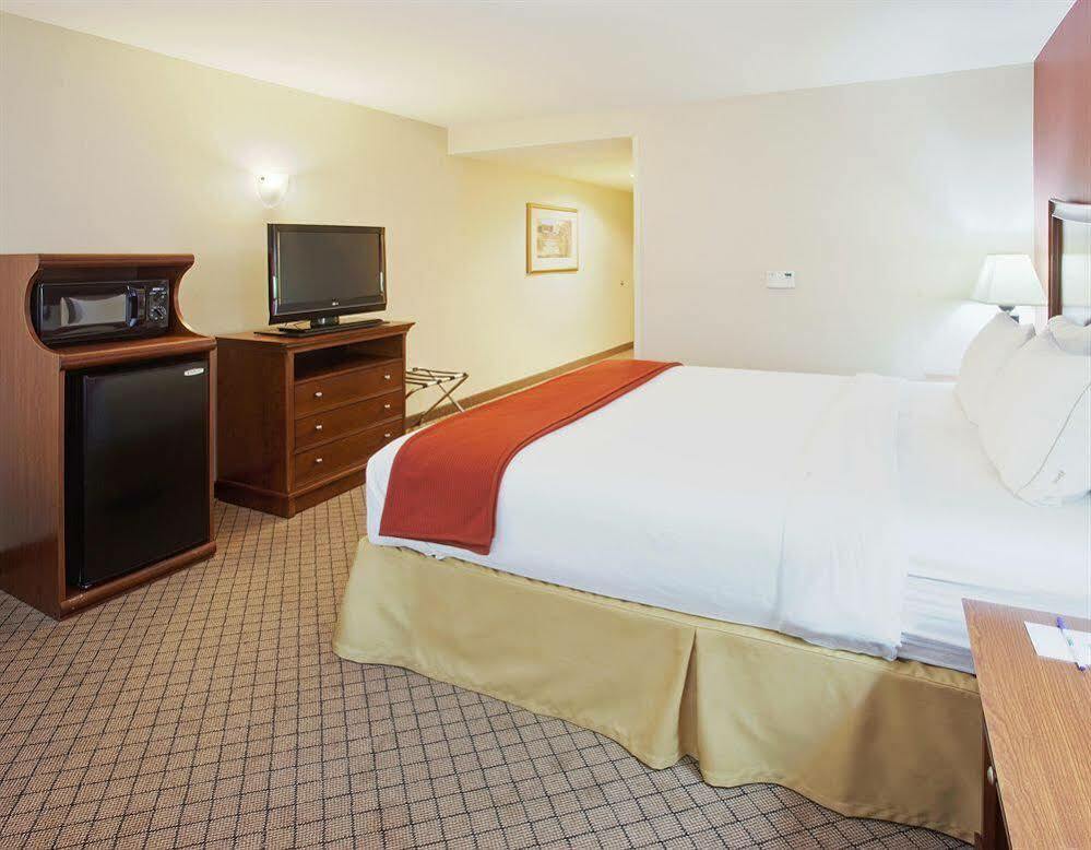 Holiday Inn Express Hotel & Suites Lincoln-Roseville Area, An Ihg Hotel Exterior photo